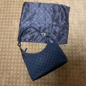 Authentic Gucci canvas shoulder purse w/duster bag.  Serial number 115002 213317
